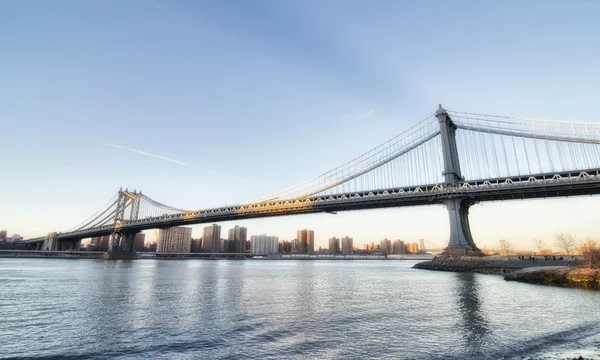 De Brooklyn Bridge bij zonsondergang, New York City — Stockfoto