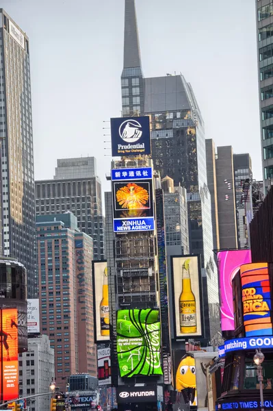 NEW YORK - 1er AVRIL 2011 : Annonces nocturnes sur Times Square en avril — Photo