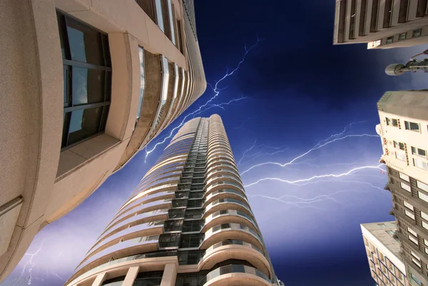 Tormenta sobre edificios modernos y rascacielos de Toronto - Canadá —  Fotos de Stock