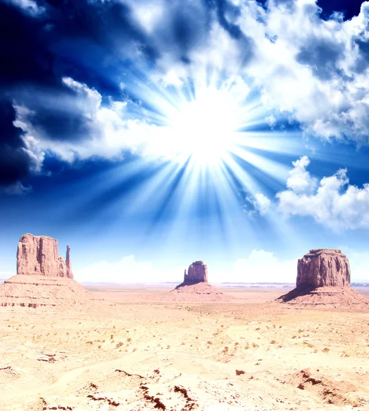Ciel merveilleux sur le paysage unique de Monument Valley, Utah — Photo