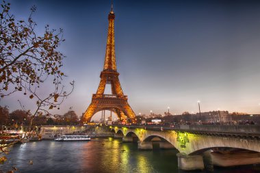 Kış günbatımı, paris eiffel kulesinde çarpıcı görünümü