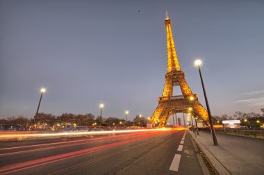 Kış günbatımı, paris eiffel kulesinde çarpıcı görünümü