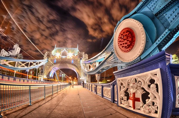 Impresionante vista del famoso Tower Bridge por la noche - Londres — Foto de Stock