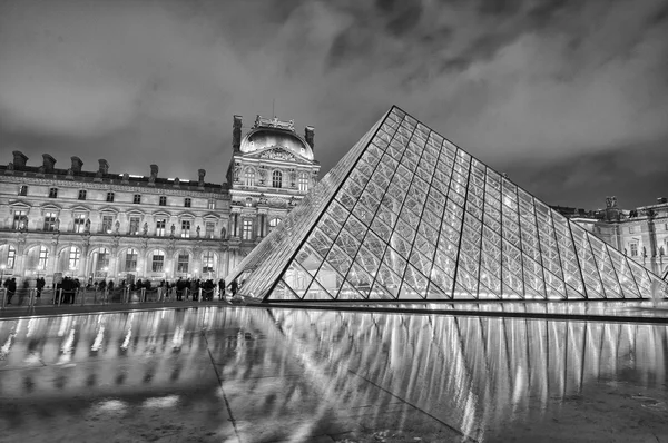 Paris, nov 28: Louvren i skymningen den 28 november 2012 i paris. — Stockfoto