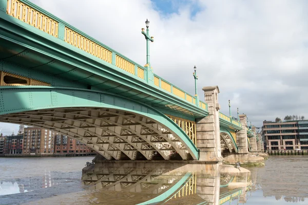 Southwark bridge reflecties - Londen — Stockfoto