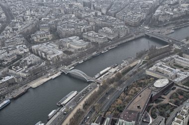 Paris. Kışın şehir siluetinin muhteşem havadan görünümü