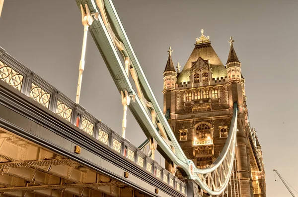 Wspaniały widok na słynną wieżę mostu w godzinach wieczornych - Londyn — Zdjęcie stockowe