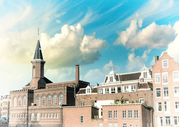 Амстердам. Классические здания Нидерландов с красивым небом — стоковое фото