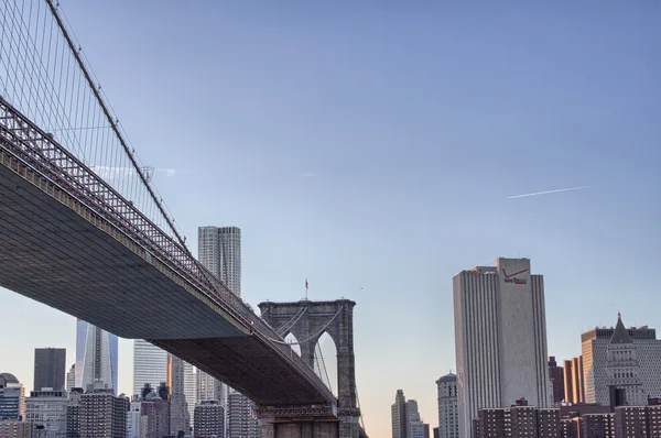 Ciudad de Nueva York. Magnífica vista del Puente de Brooklyn y Manhattan Sk — Foto de Stock