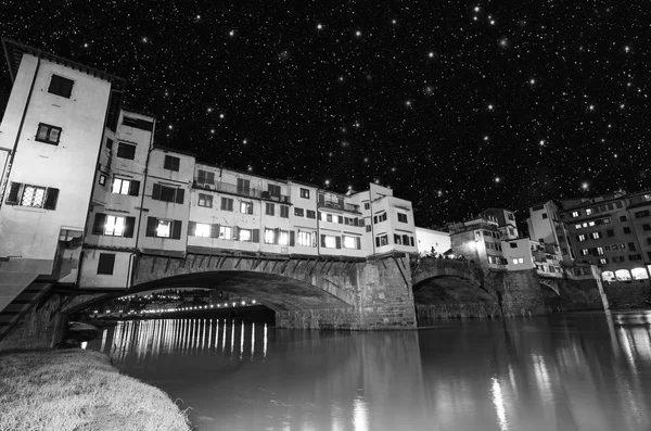 Florencie, Itálie. Báječná noc nad nádherným ponte vecchio — Stock fotografie