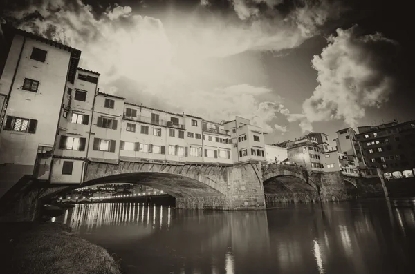 Florencja, Włochy. wspaniały zachód słońca nad wspaniałym ponte vecchi — Zdjęcie stockowe