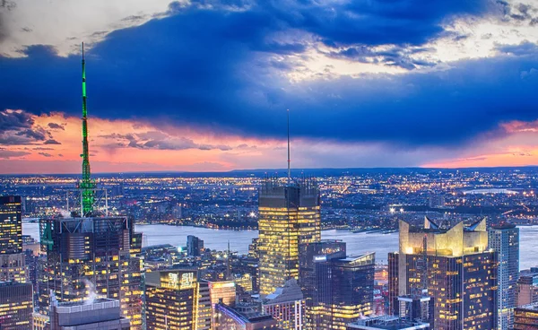 Manhattan. Luchtfoto van new york city skyline met stedelijke skysc — Stockfoto