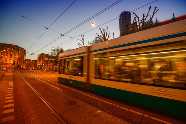 Amsterdam. Straßenbahn rast bei Sonnenuntergang in Stadtstraßen — Stockfoto