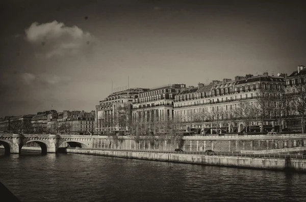 В Париж. Красивый вид на город вдоль реки Сены — стоковое фото