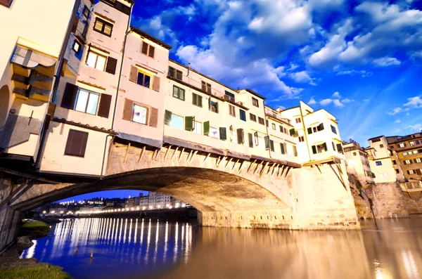 ゴージャスなビューの古い橋、日没時フィレンツェのヴェッキオ橋します。 — ストック写真