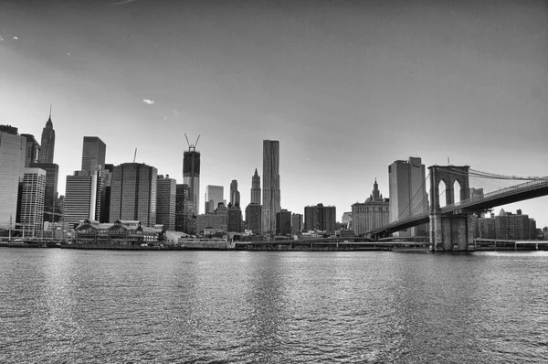 New york city. fantastisk utsikt över brooklyn bridge och manhattan sk — Stockfoto