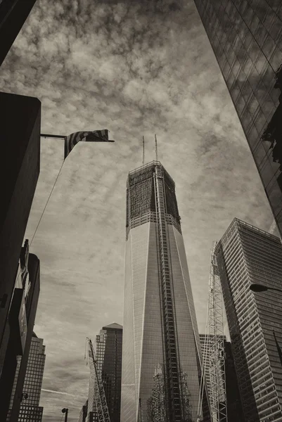 Visa freedom Tower och omgivande byggnader, manhattan — Stockfoto