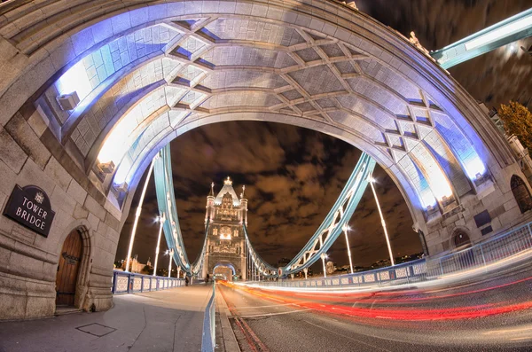 Vista deslumbrante da famosa Tower Bridge à noite - Londres — Fotografia de Stock