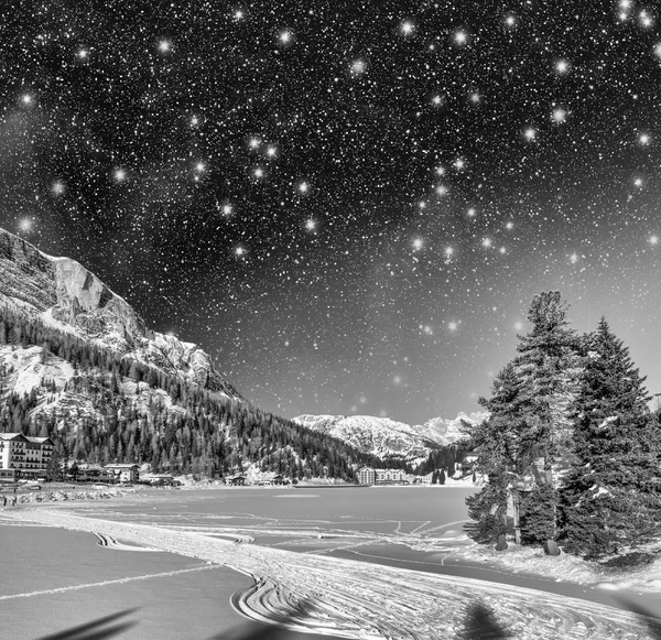 Belles couleurs de Dolomites Paysage dans la nuit d'hiver — Photo