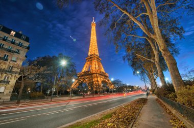 Kış günbatımı, paris eiffel kulesinde çarpıcı görünümü