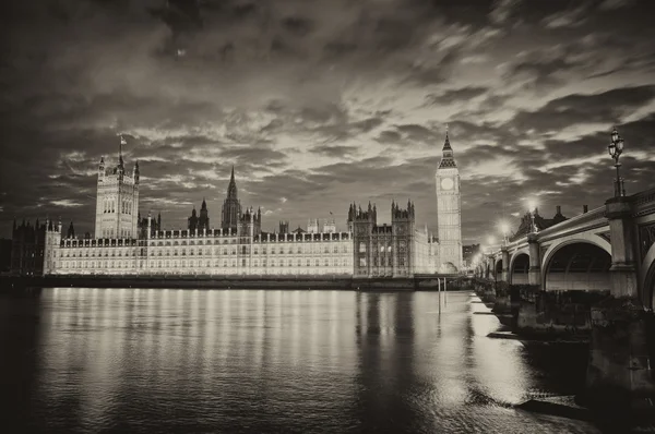 Palais de Westminster au coucher du soleil, vue magnifique sur Londres — Photo