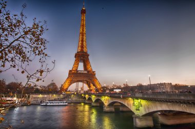 Kış günbatımı, paris eiffel kulesinde çarpıcı görünümü