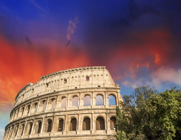 Roma, o Coliseu. Belas cores de pôr do sol na estação de primavera — Fotografia de Stock