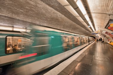 Paris, 4 Aralık: Yeraltı tren bir metro istasyonu, Aralık içinde