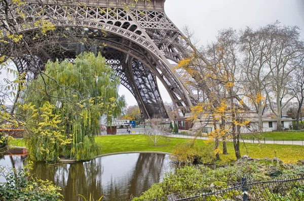 Парижі. прекрасний вид на Ейфелеву вежу. Ла-туру eiffel взимку — стокове фото