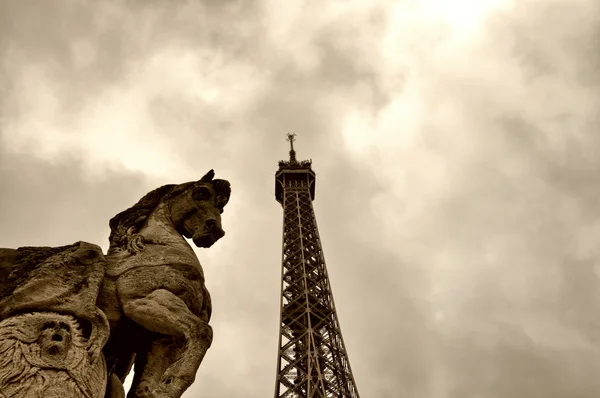 Paris. Vista maravilhosa da Torre Eiffel. La Tour Eiffel no inverno — Fotografia de Stock
