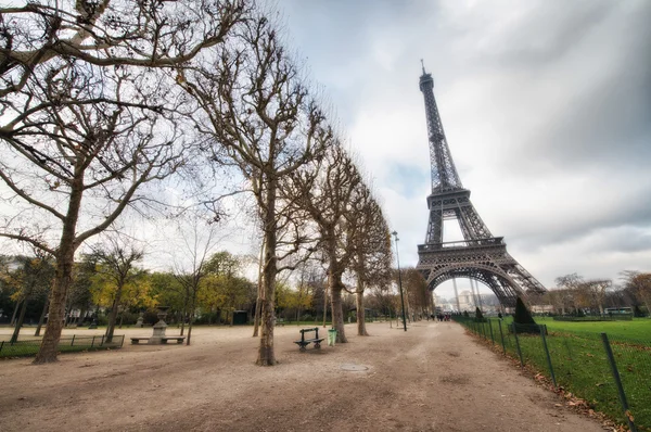 Bela vista da Torre Eiffel com vegetação — Fotografia de Stock