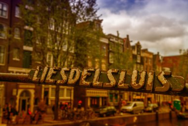 Amsterdam. Şehir kanallar ve binalar Bahar üzerinde köprü işareti