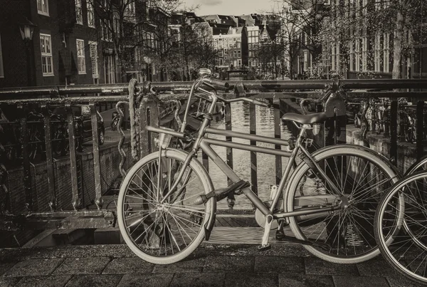 Bicicletas que revestem uma ponte sobre os canais de Amsterdam, Netherlan — Fotografia de Stock