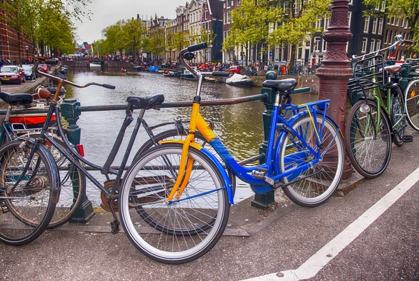 Bicicletas que revestem uma ponte sobre os canais de Amsterdam, Netherlan — Fotografia de Stock