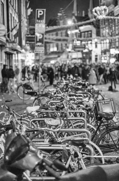 Amsterdam calles de la ciudad por la noche con bicicletas —  Fotos de Stock