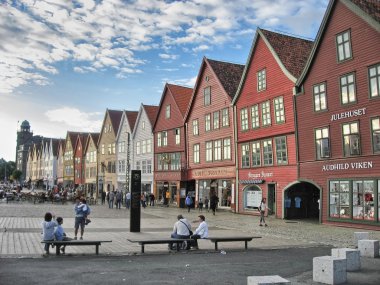 Bergen, Norveç - 22 Ağustos: turist yürümek şehir sokakları, Ağustos 2