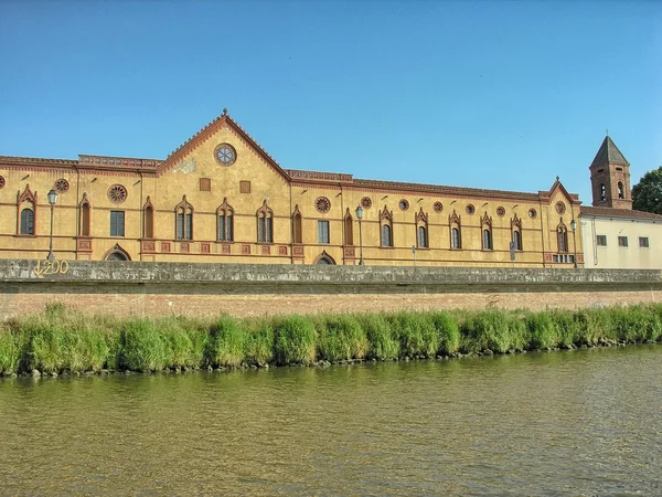 Pisa, Itálie. krásná středověká architektura podél řeky arno — Stock fotografie