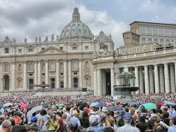 Vatican city, vatican - 21. Mai: Touristen auf dem Petersplatz — Stockfoto