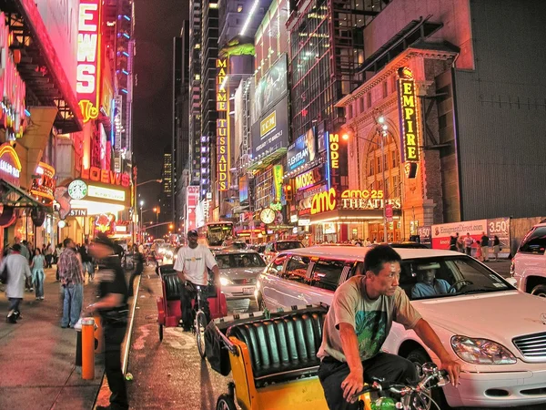 New york city - aug 11: mal quadratisch, ist ein geschäftiges touristisches intersec — Stockfoto