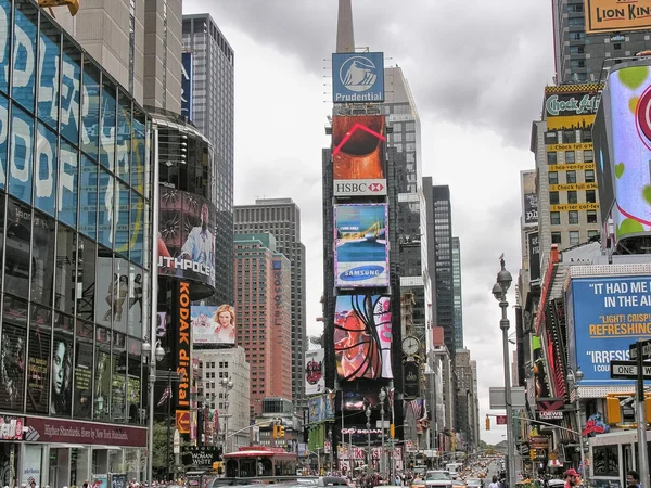 New york city - 11 sierpnia: times square, jest zajęty turystyczne intersec — Zdjęcie stockowe