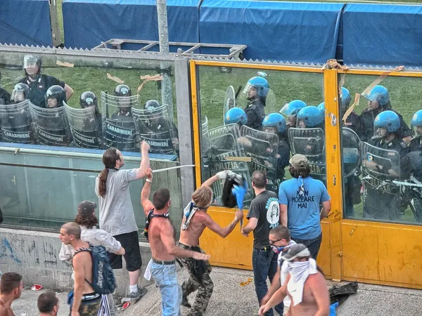 BERGAMO, ITALIA - 15 GIUGNO: Sostenitori contro la polizia — Foto Stock