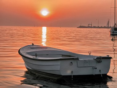 yaz gün batımında izole küçük tekne