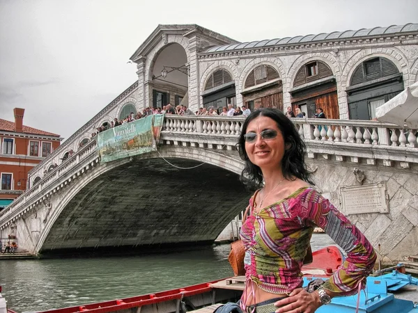 Veneza, Itália. Mulher turística bonita desfrutando da Ponte Rialto em — Fotografia de Stock