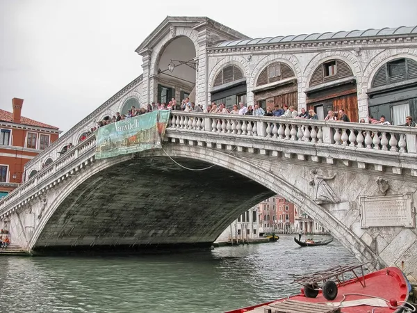 VENICE - MAY 18: Tourists on Rialto Bridge. May 18. 2009 in Veni — Stock Photo, Image