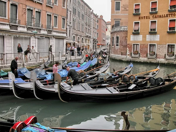 VENICE - MAIO 17: Gondoleiros navegam nos canais de Veneza mornin — Fotografia de Stock