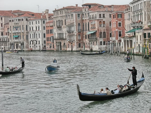 ВЕНИЦИЯ - 17 мая: Гондольеры ходят по Венецианским каналам с утра — стоковое фото