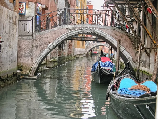 Beautiful romantic Venetian scenery with classic Gondola — Stock Photo, Image