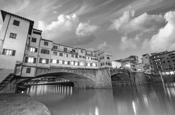 Florence, Italien. underbar solnedgång över magnifika ponte vecchi — Stockfoto