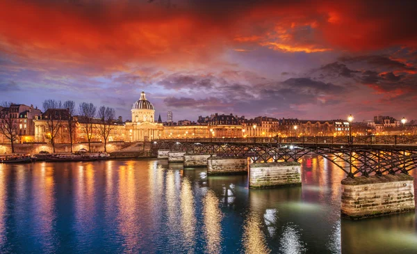 Beautiful sunset colors of Paris and Seine river — Stock Photo, Image