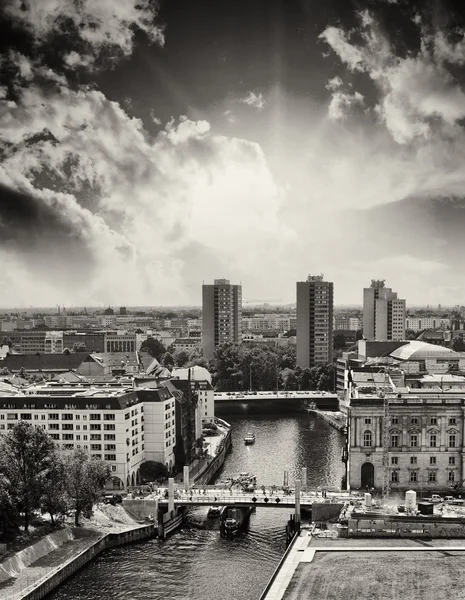 Vue aérienne de Berlin et de la rivière Spree par une belle journée d'été — Photo